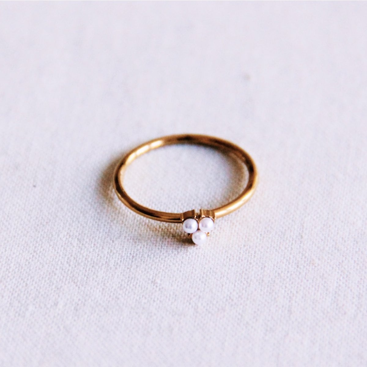 Minimalistische ring met 3 mini-parels - goud - Selva & Co
