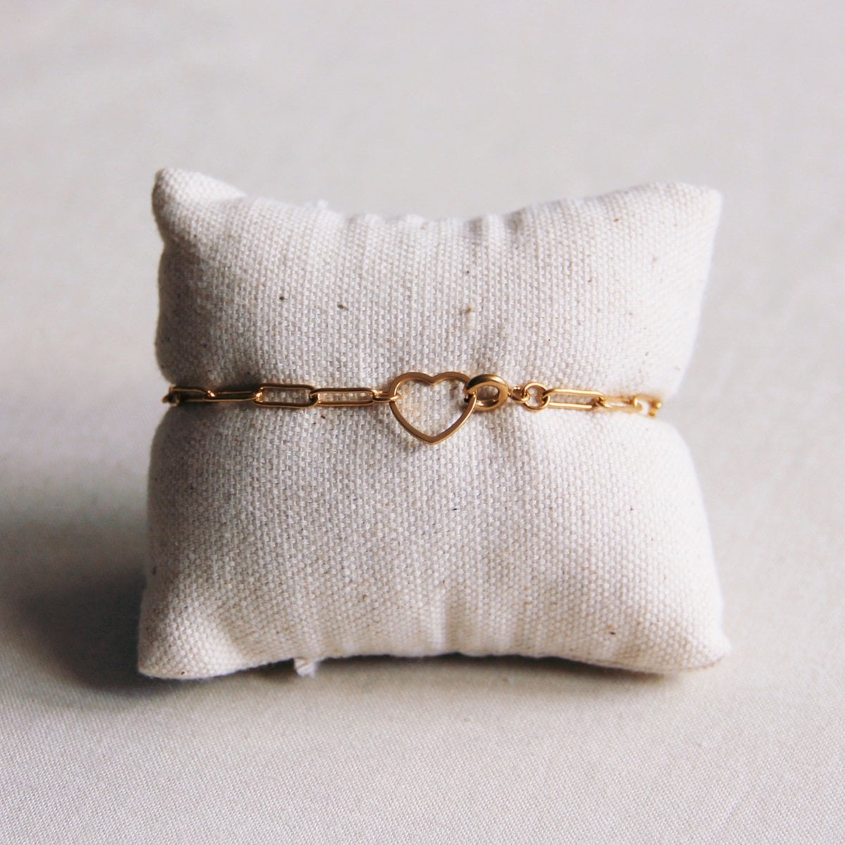 D-Chain bracelet with open heart lock – gold - Selva & Co