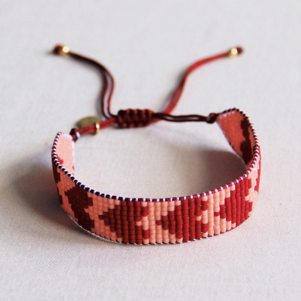Bordeaux and zalm-colored woven Miyuki armband with heart-shaped beads by Bazou, featuring intricate beadwork and a delicate design.