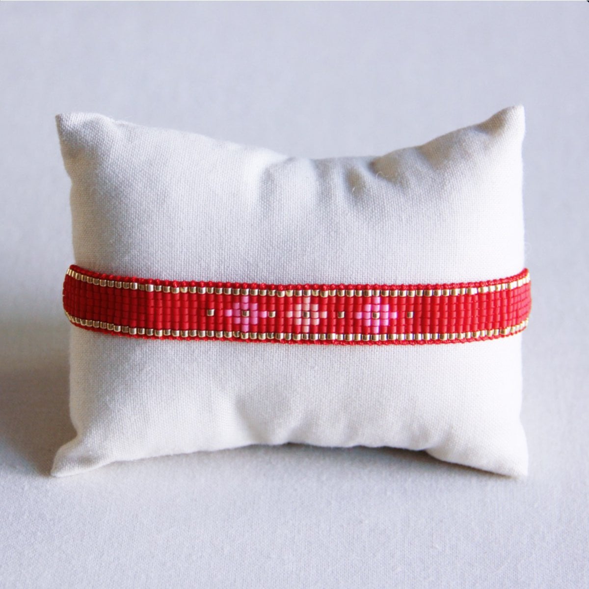 Geweven miyuki- armband met bloemenpatroon - rood/roze - Selva & Co