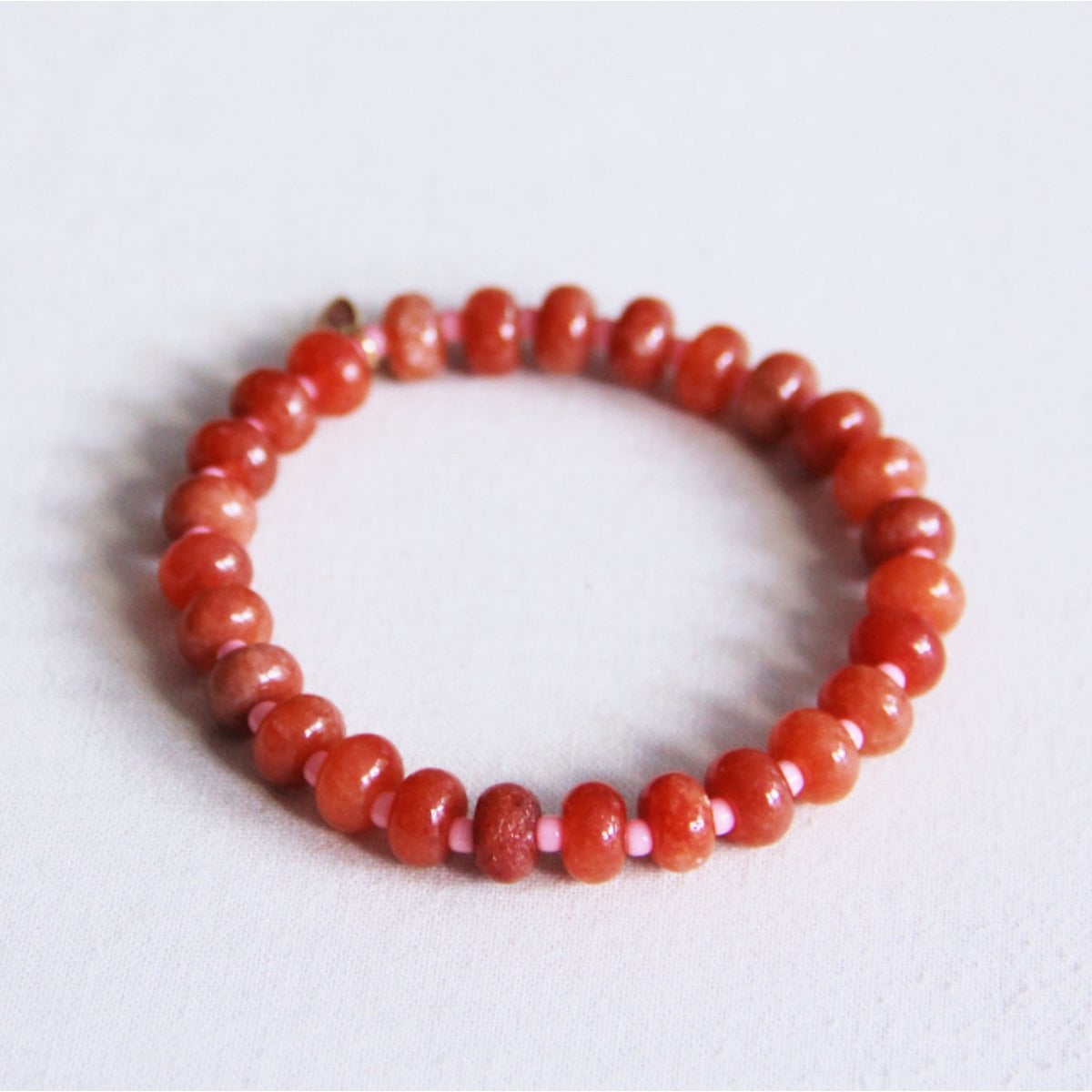 Elastische armband met edelstenen - oranje/roze - Selva & Co