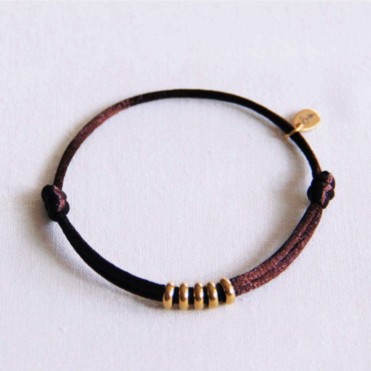 Satijnen armband met ringen – donkerbruin/goud - Selva & Co