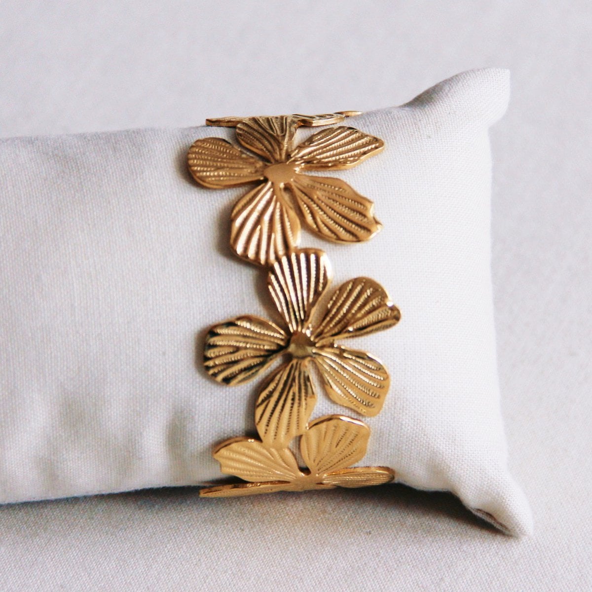 Bangle XL bloemen - goud - Selva & Co