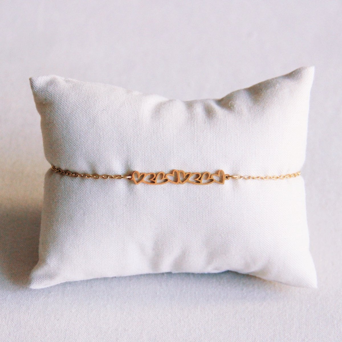 Mooi armbandje met mini hartjes - goud - Selva & Co