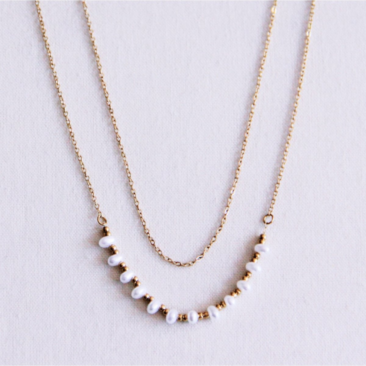 Dubbele ketting met mini parels - goud/wit - Selva & Co