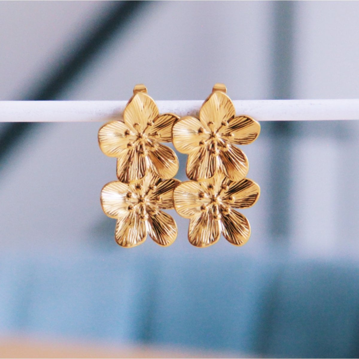 Oorbel met 2 kleine bloemen - goud - Selva & Co