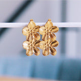 Oorbel met 2 kleine bloemen - goud - Selva & Co