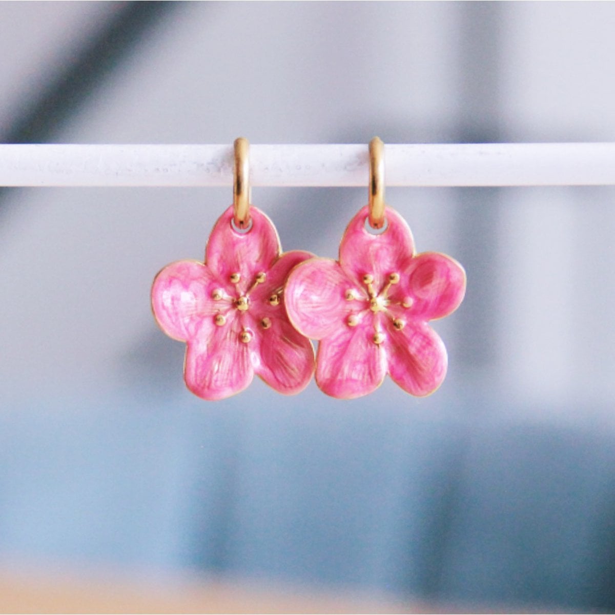 Stainless steel hoops with XL flower - pink - Selva & Co