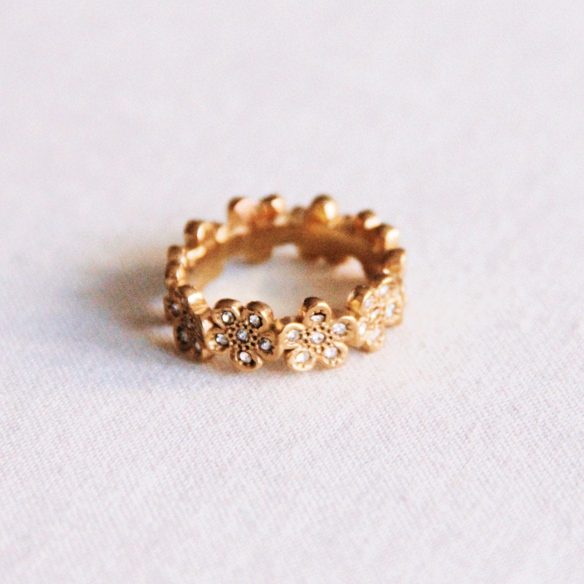 Bloemenring met zirkonia stenen - goud - Selva & Co