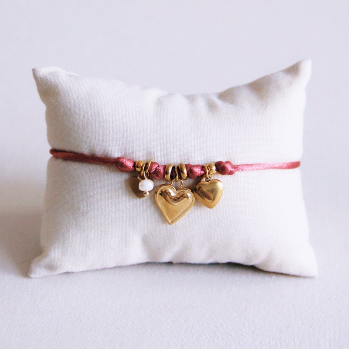 Satijnen armband met hartjes en kleine parel - roze - Selva & Co