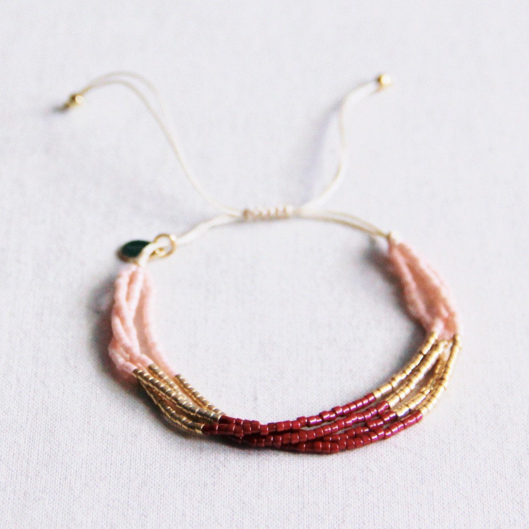 Bazou Viervoudige Miyuki armband in bordeaux, nude, and gold colors with intricate beaded design.