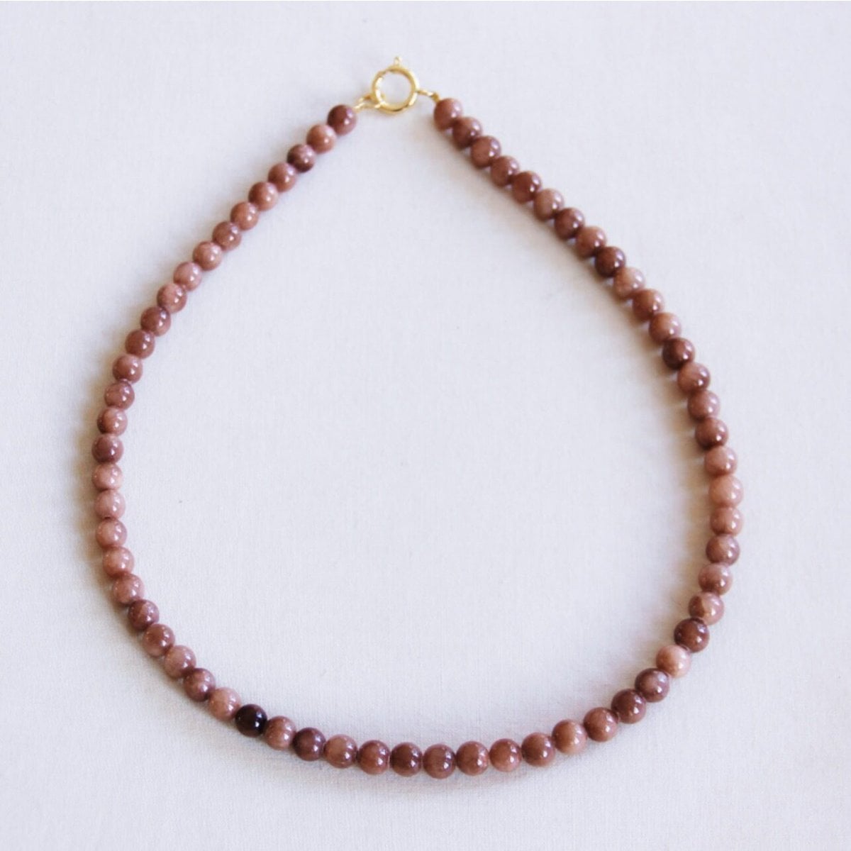 Natuurstenen kleine kralenketting - mokka - Selva & Co