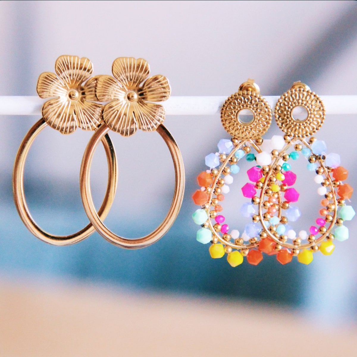 Ovale statement oorringen met bloem - goud - Selva & Co