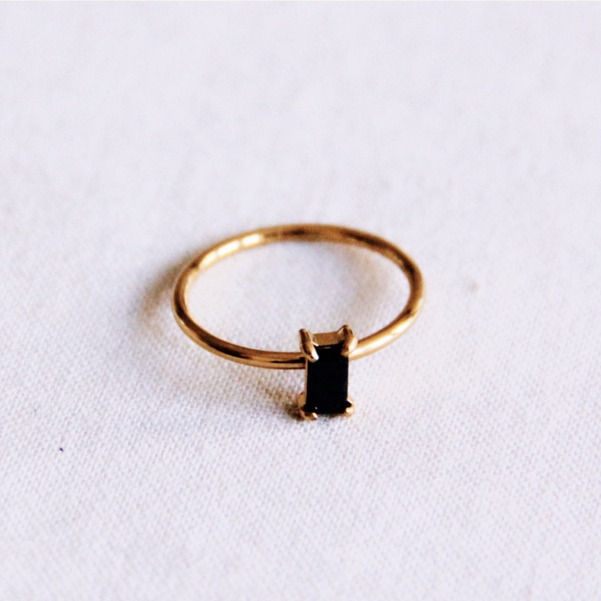 Minimalistische ring met kristalsteen - zwart - Selva & Co