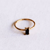 Minimalistische ring met kristalsteen - zwart - Selva & Co
