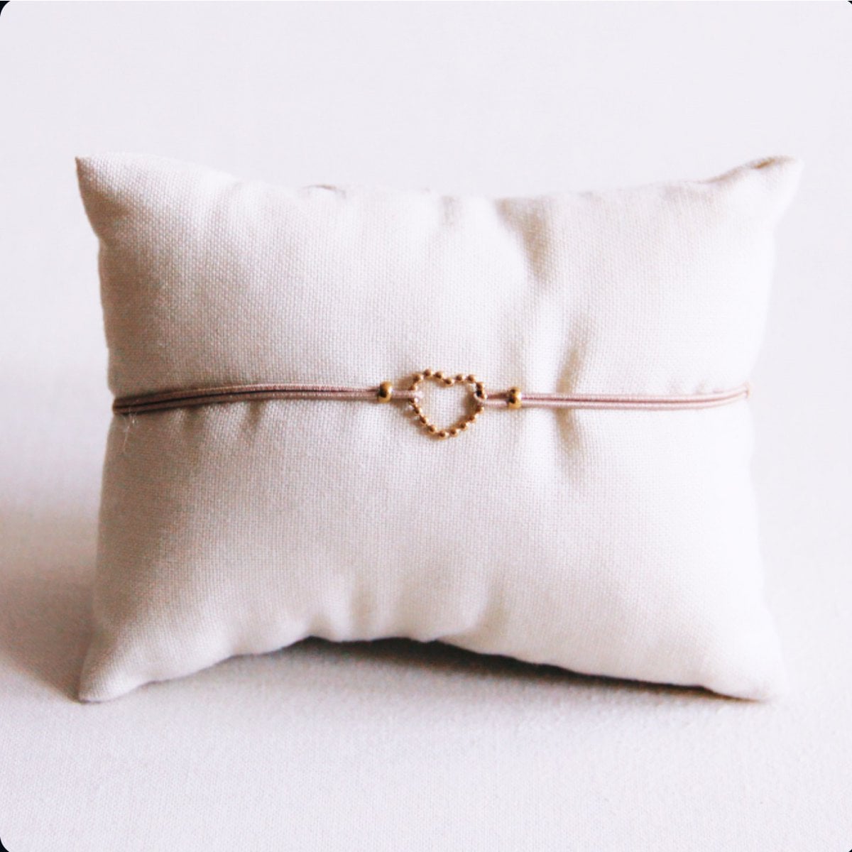 Elastische armband met een gestippeld hart - taupe - Selva & Co
