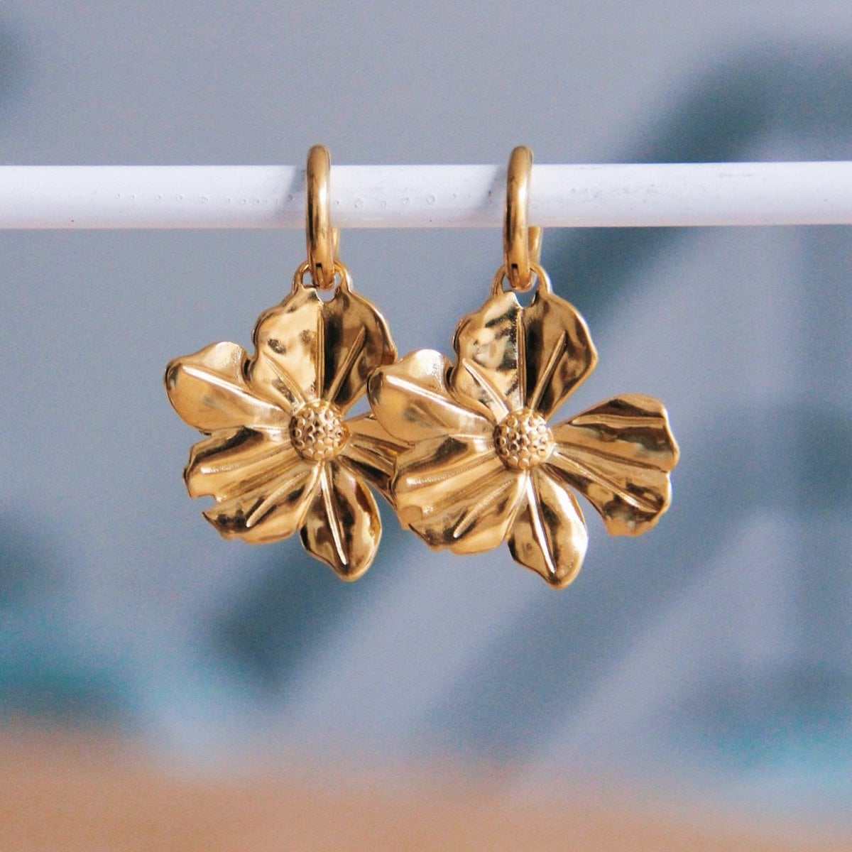 Stainless steel hoop earrings with XL flower - gold - Selva & Co