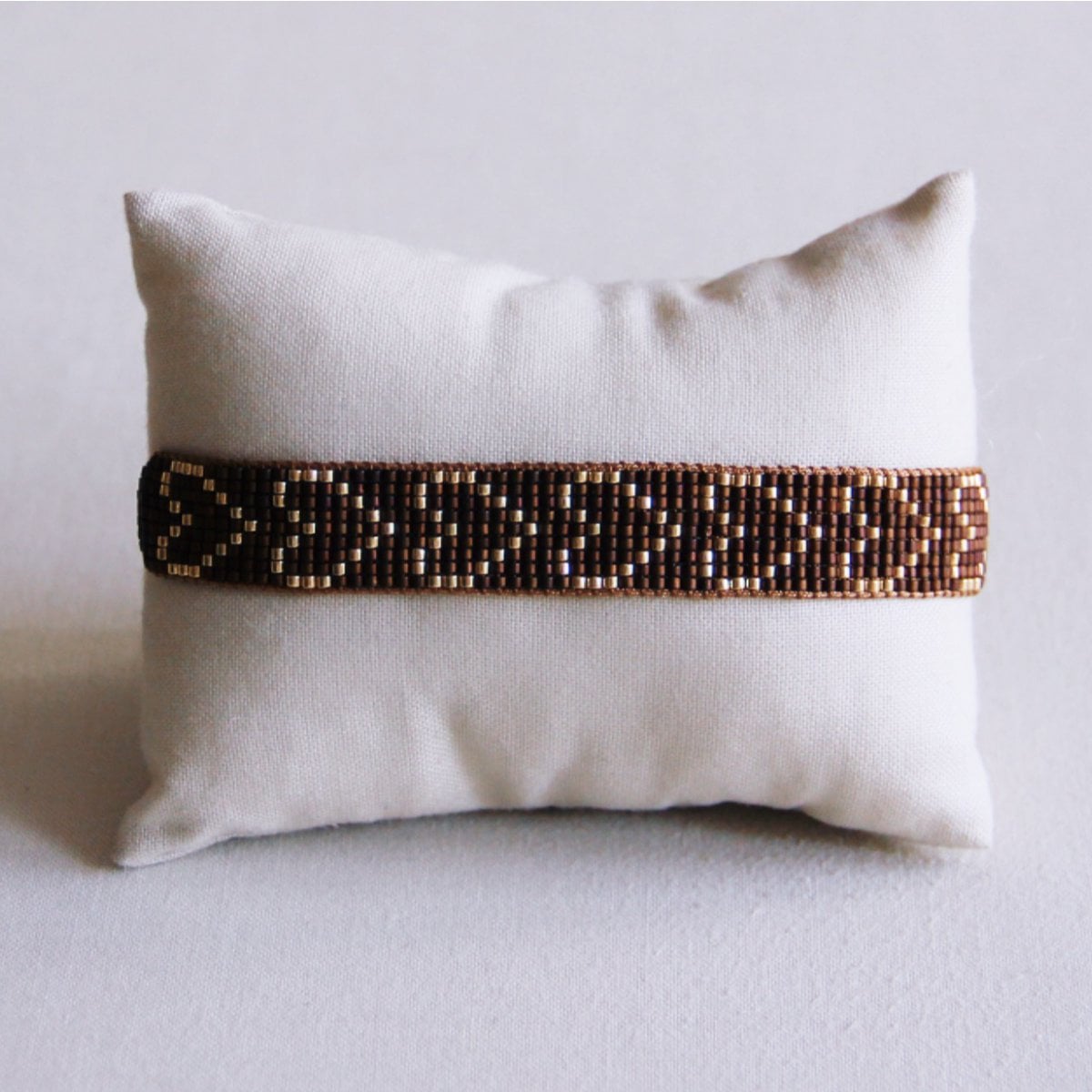 Miyuki- armband met verweven hart - donkerbruin/goud - Selva & Co
