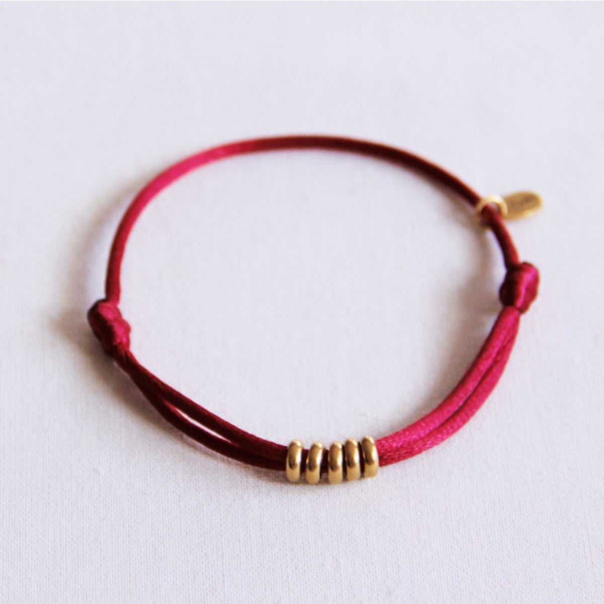 Satijnen armband met ringen – bordeaux/goud - Selva & Co