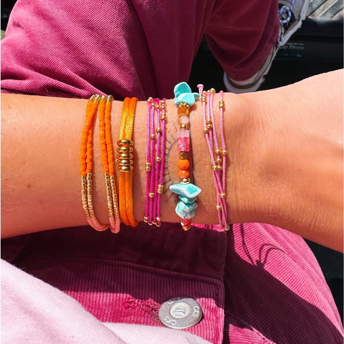 Vierdubbele satijnen armband met kralen - zand - Selva & Co