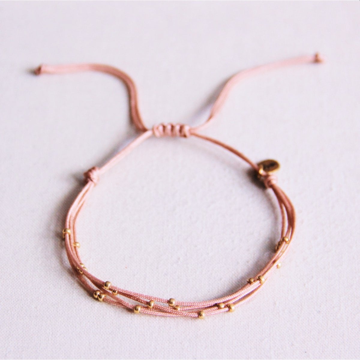 Vierzijdig satijnen armband met kraaltjes - oudroze - Selva & Co