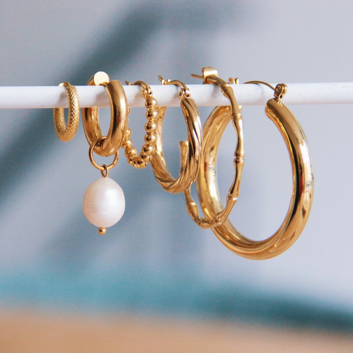 Roestvrijstalen creolen 20mm “balletjes” – goud - Selva & Co