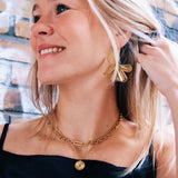 Fijne oorbel met sierlijke bloembladeren - goud - Selva & Co