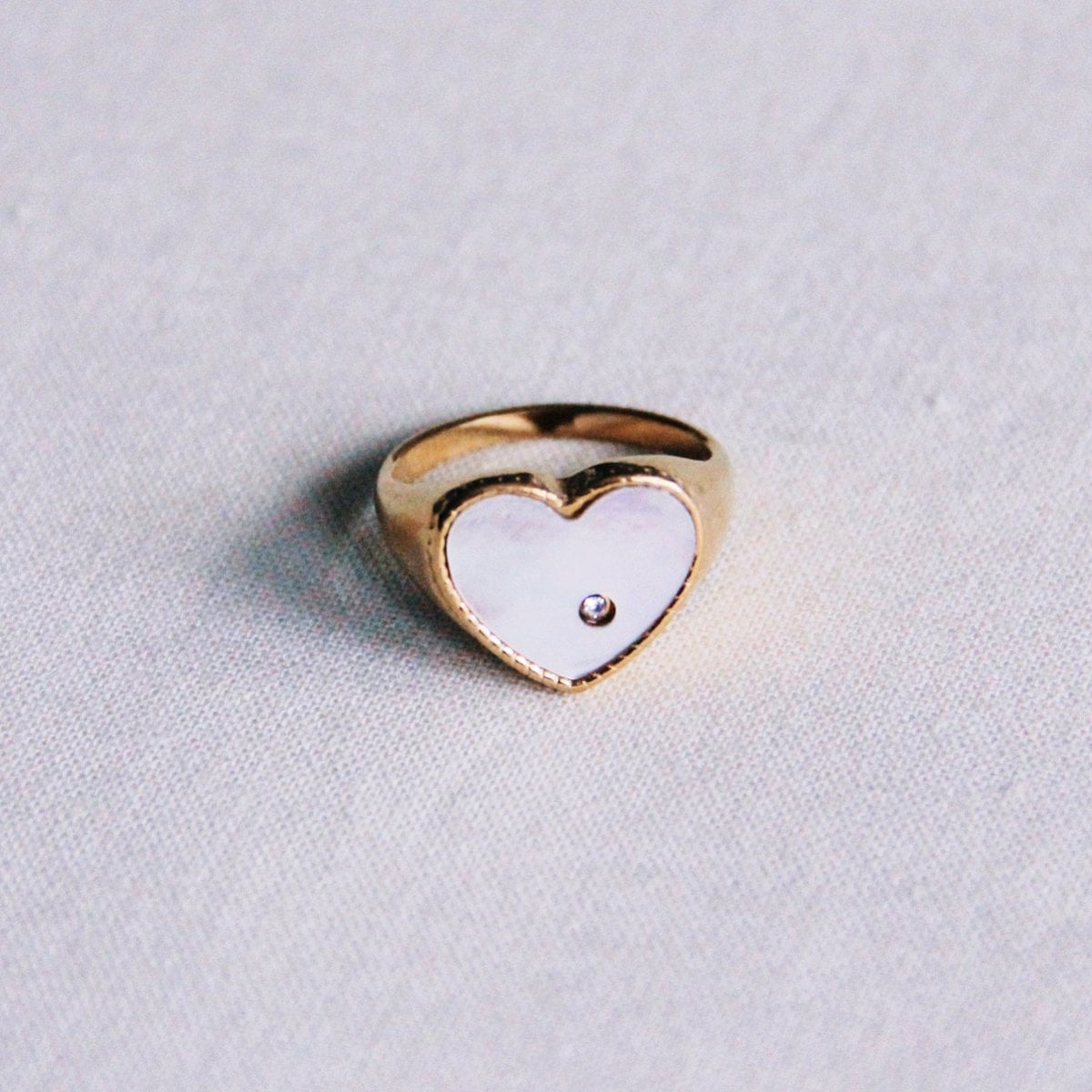 R654: Steel ring mother of pearl heart - Selva & Co