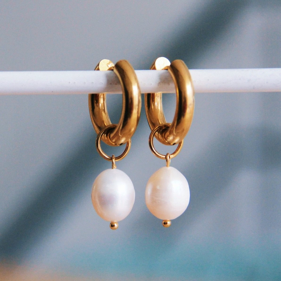 RVS brede oorring met XL zoetwaterparel – goud - Selva & Co
