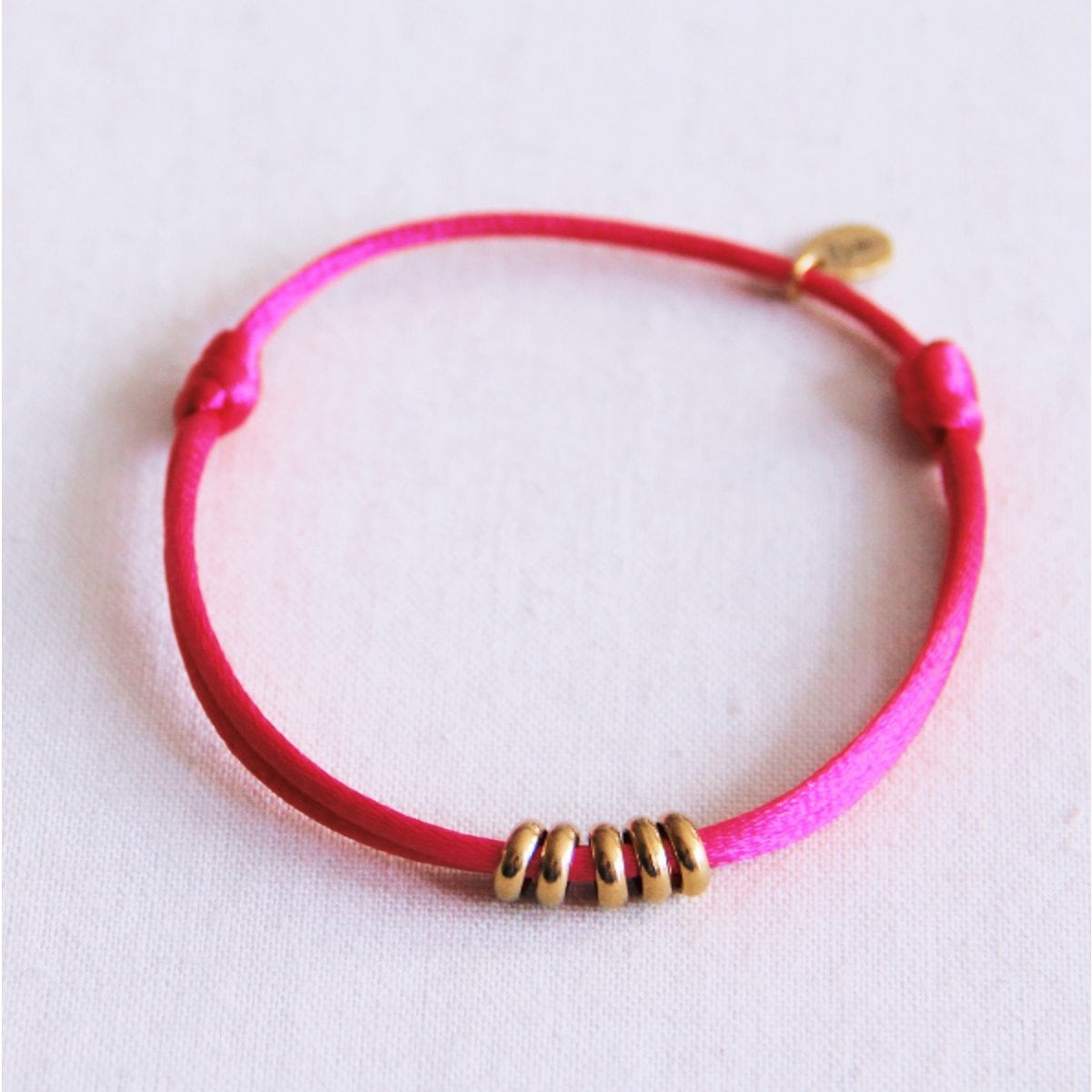 Satijnen armband met ringen – fuchsia/goud - Selva & Co