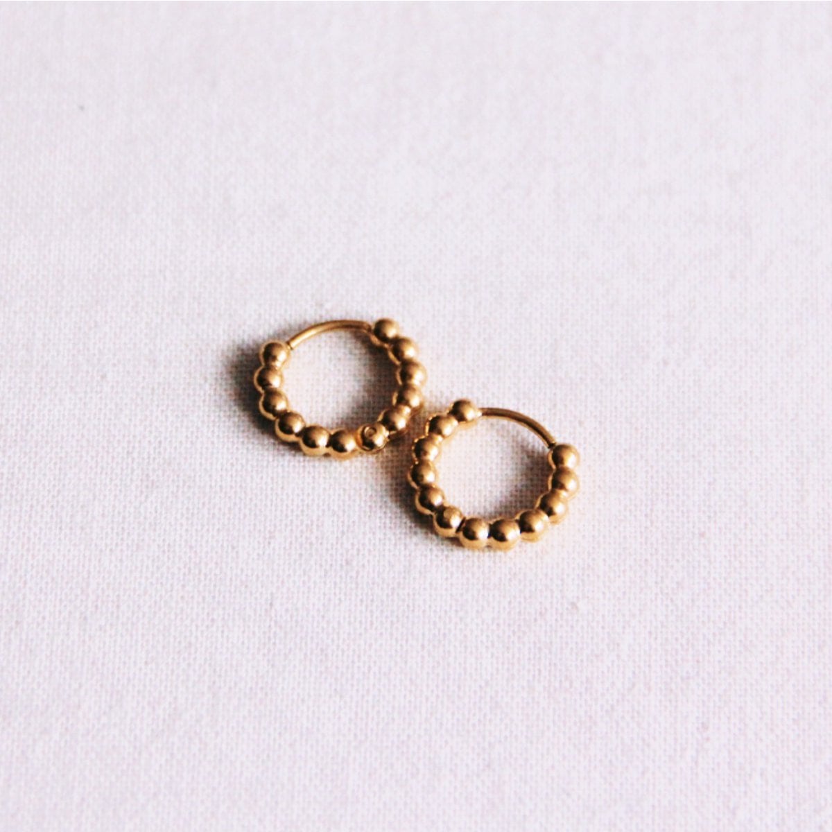 Balletjes oorbellen van roestvrij staal 10 mm - goud - Selva & Co