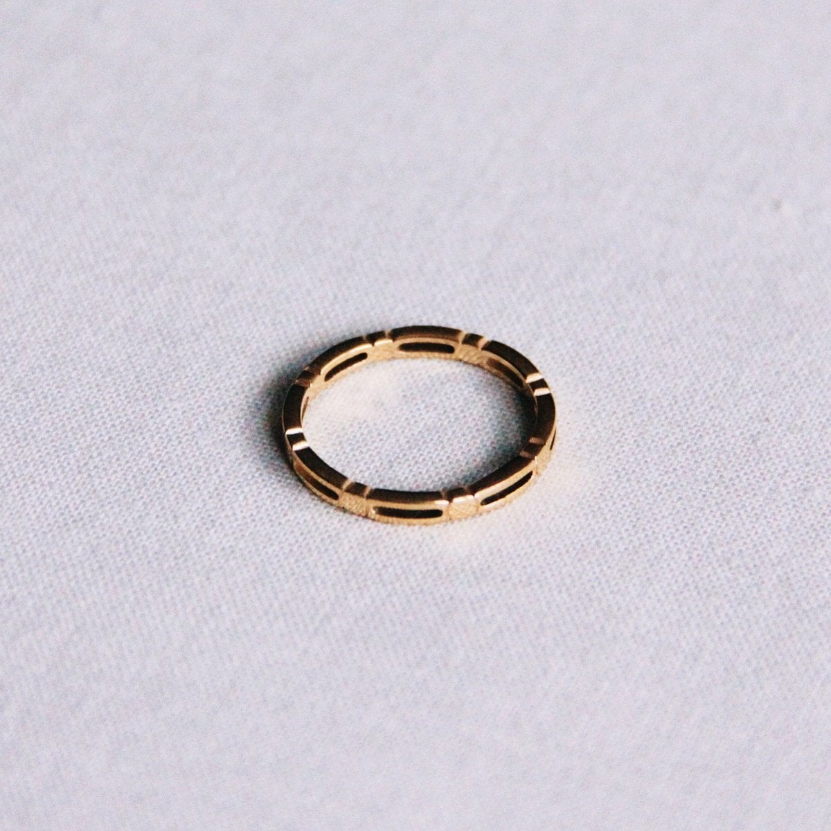 R608: Stainless steel minimalist ring with cubes - gold - Selva & Co