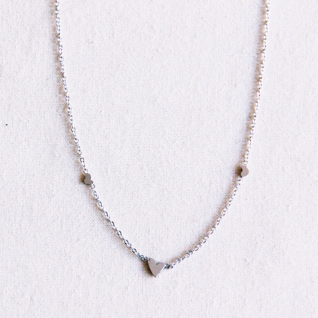 Fijne ketting van roestvrij staal met 3 mini hartjes - zilver - Selva & Co