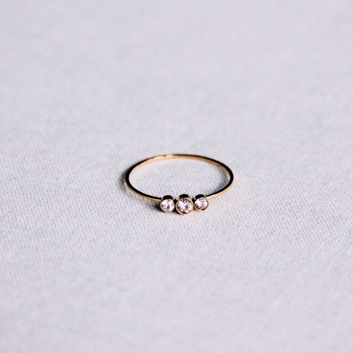 Steel minimalist ring with 3 mini zirconias - gold - R637 - Selva & Co