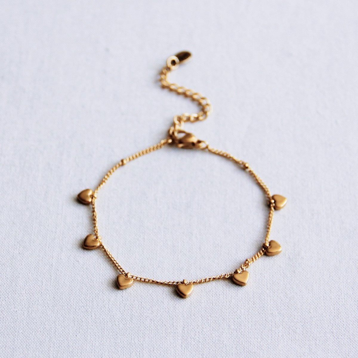 SA853: Charm bracelet with mini hearts – gold - Selva & Co