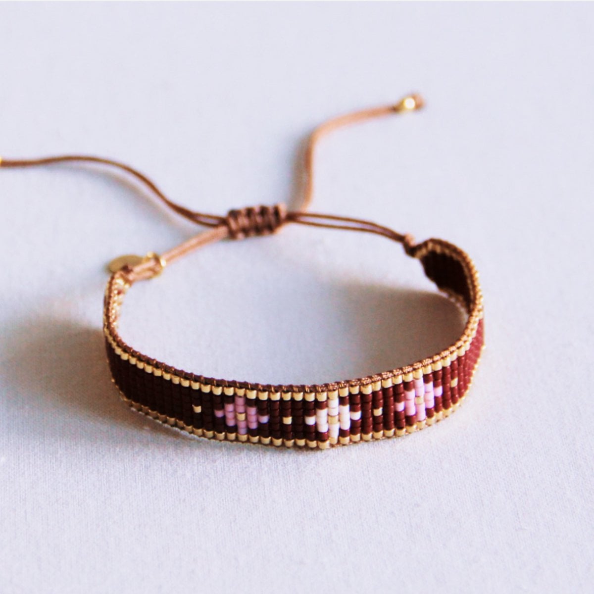 Geweefde miyuki- armband met bloemenpatroon - donkerbruin/paars - Selva & Co