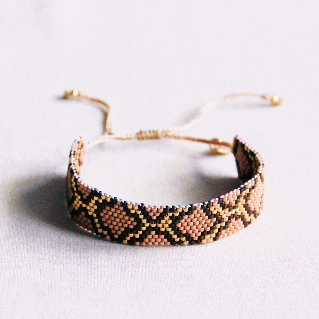 Geweefde miyuki- armband met slangenpatroon - bruin/beige - Selva & Co