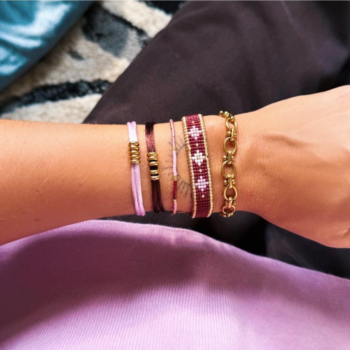Satijnen armband met ringen – cognac/goud - Selva & Co