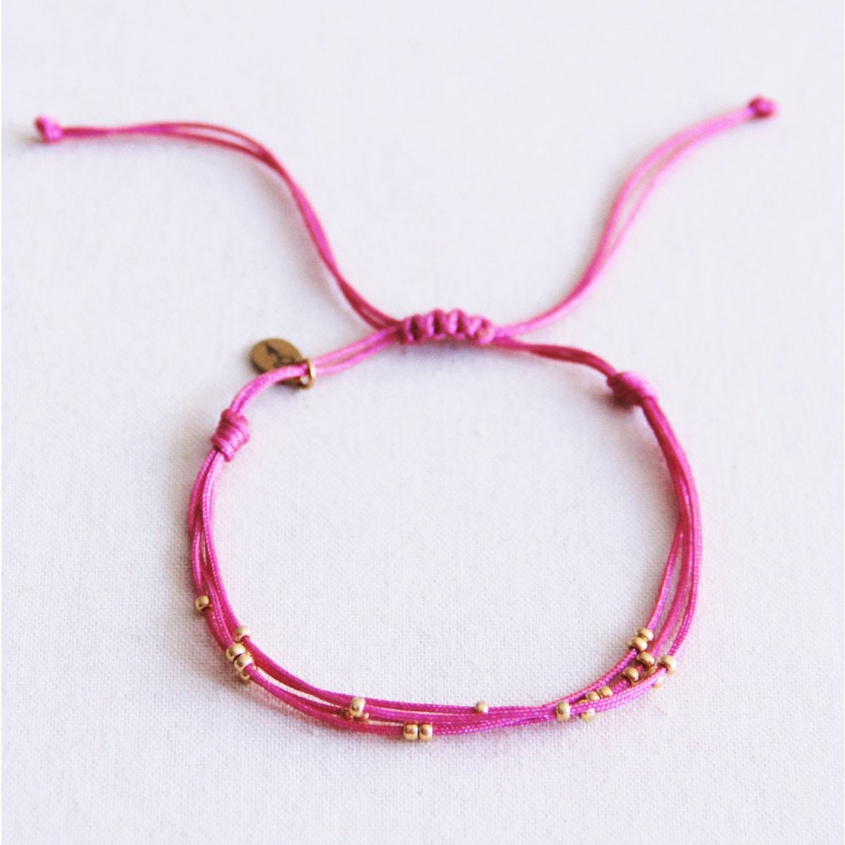 Vierdubbele satijnen armband met kralen - fuchsia - Selva & Co