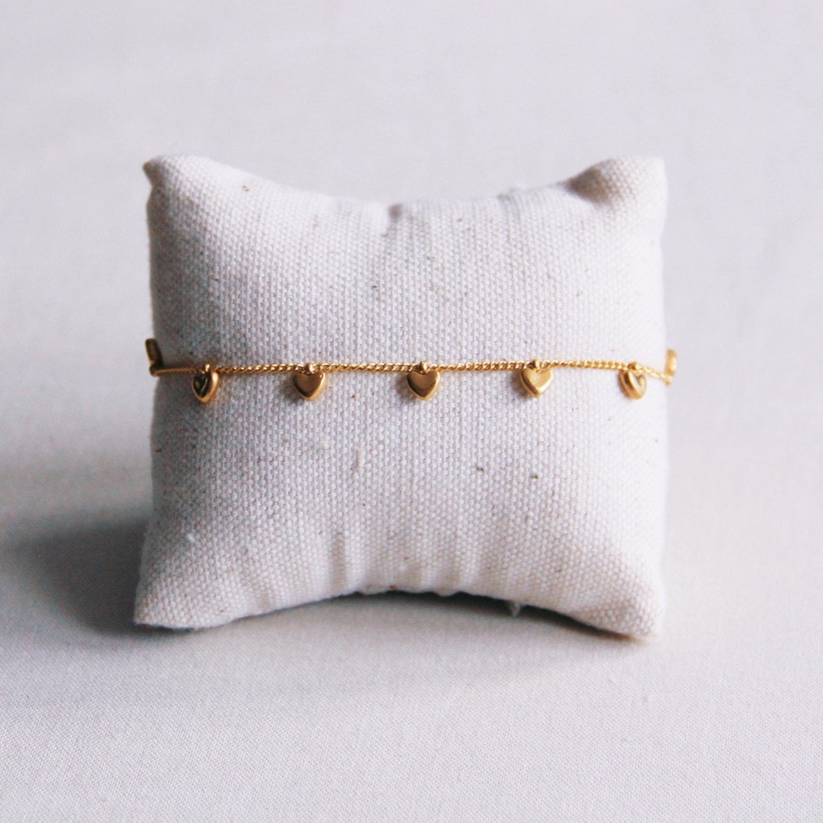 SA853: Charm bracelet with mini hearts – gold - Selva & Co