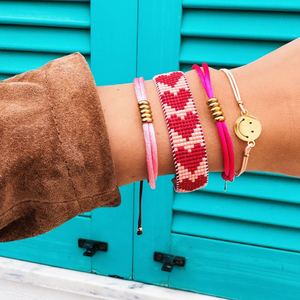 Bordeaux and salmon woven Miyuki beaded armband with heart-shaped design by Bazou, showcasing intricate craftsmanship and vibrant colors.