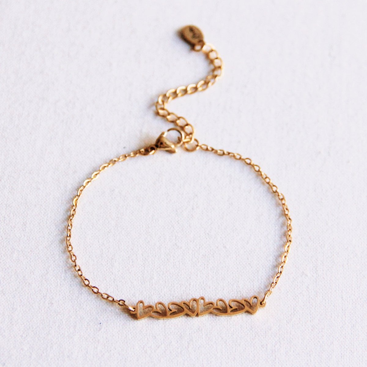 Mooi armbandje met mini hartjes - goud - Selva & Co