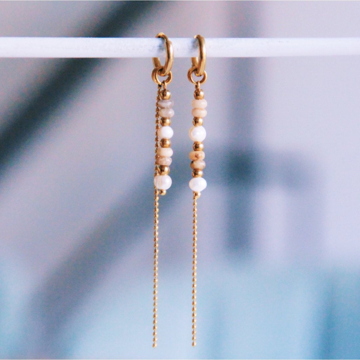 Stainless steel hoop earrings with facets and chain - nude - Selva & Co