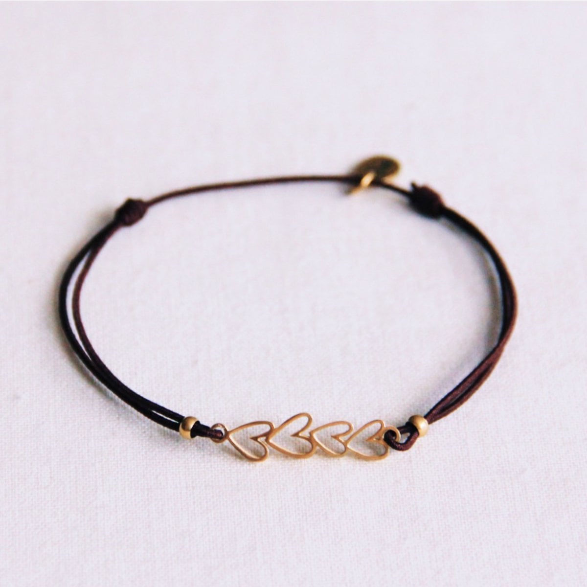 Elastische armband met hartjesplaatje - bruin - Selva & Co