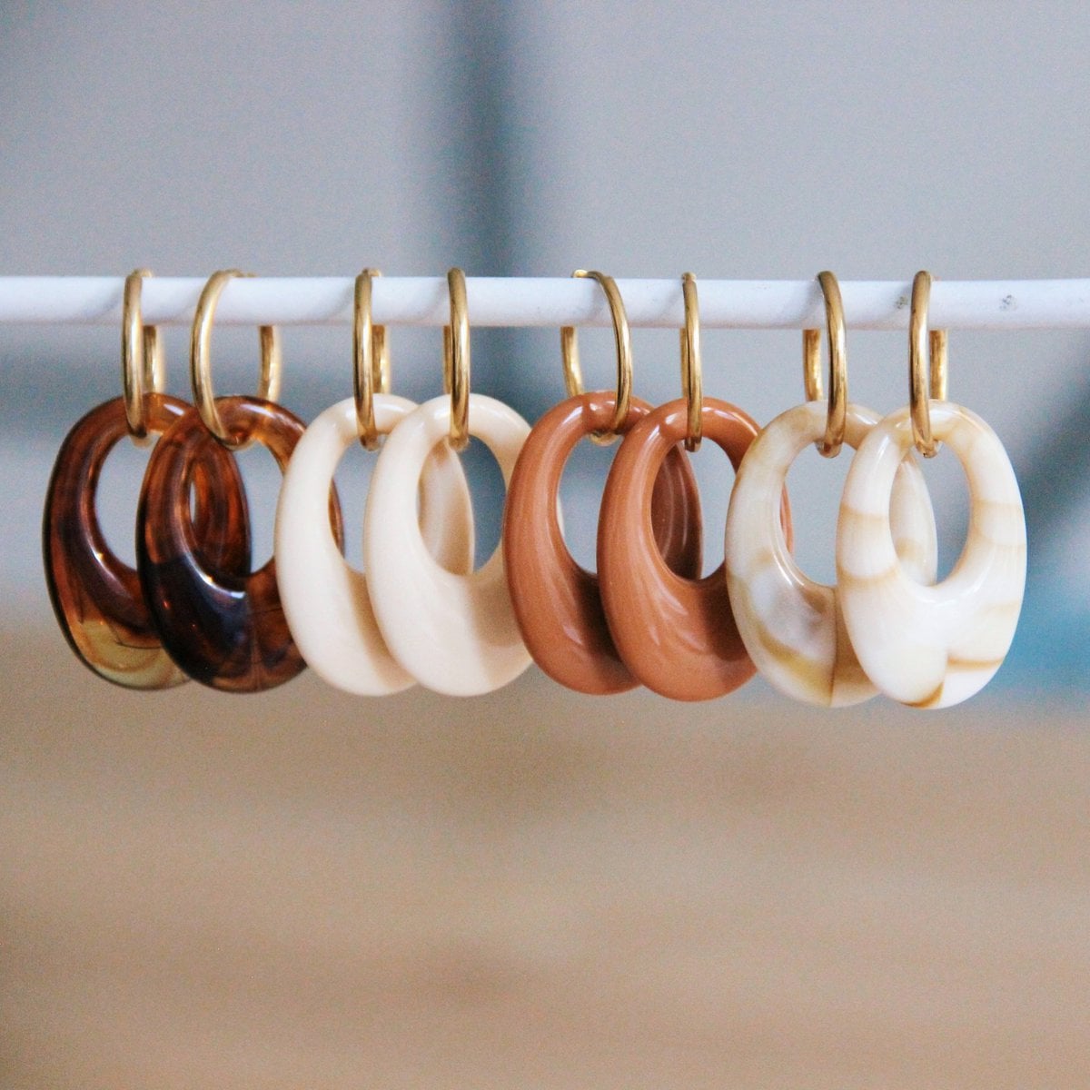 Stainless steel earring with resin drop – mixed/gold - Selva & Co