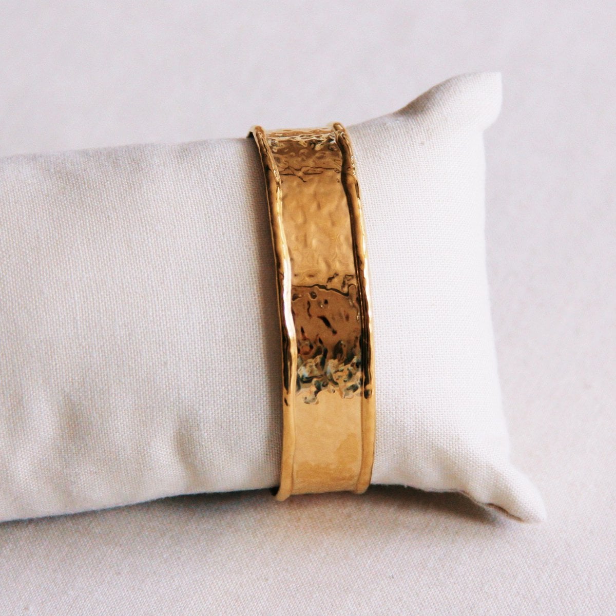 Bangle wide dented - gold - Selva & Co