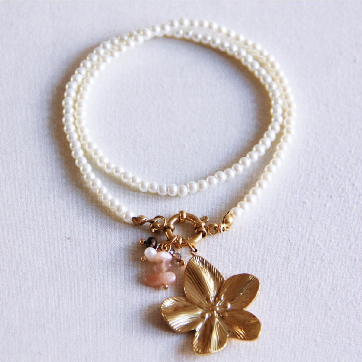 Pearl necklace with flower and bunch - nude/brown - Selva & Co