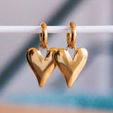 RVS brede oorring met XL gesloten hart - goud - Selva & Co