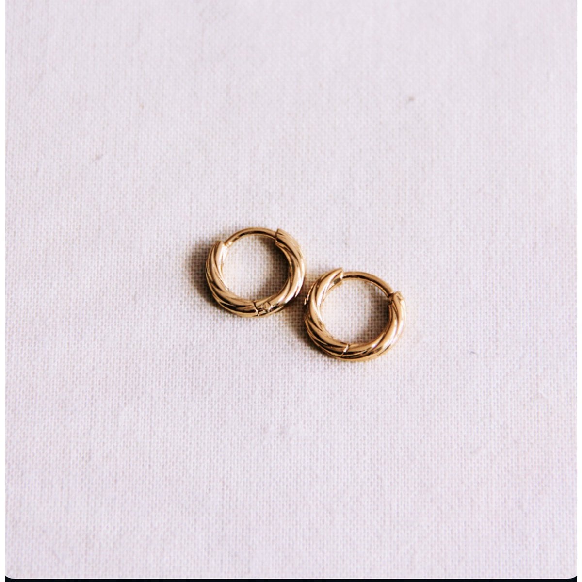 Polished 10mm gold RVS ring by Bazou, featuring a smooth, reflective surface and classic design.
