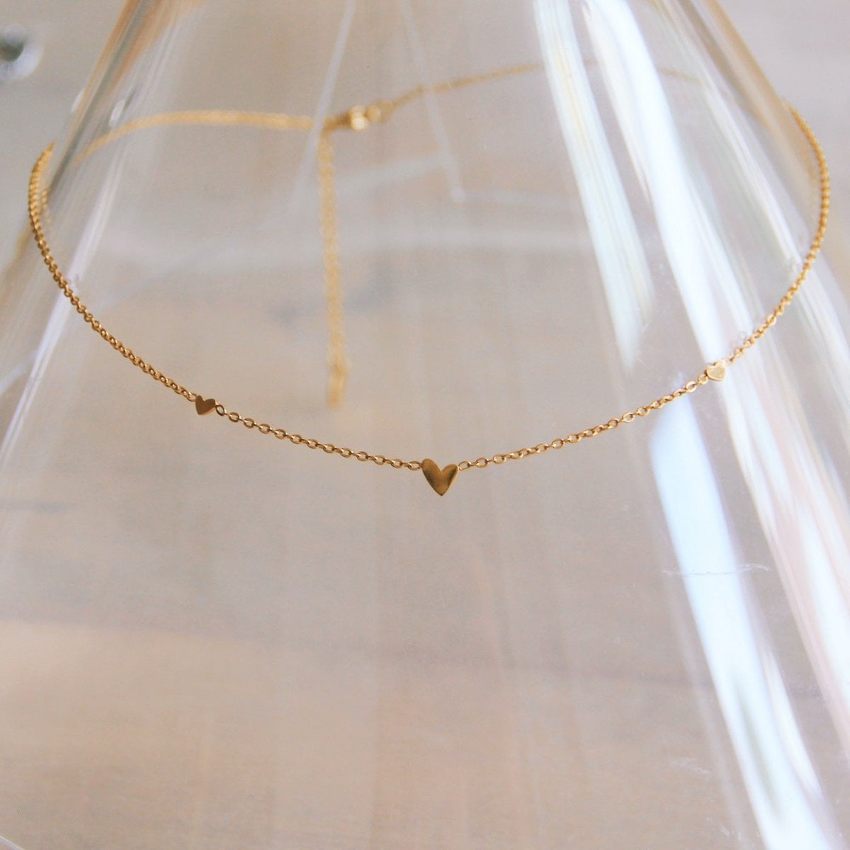 Fijn roestvrijstalen ketting met 3 mini hartjes - goud - Selva & Co